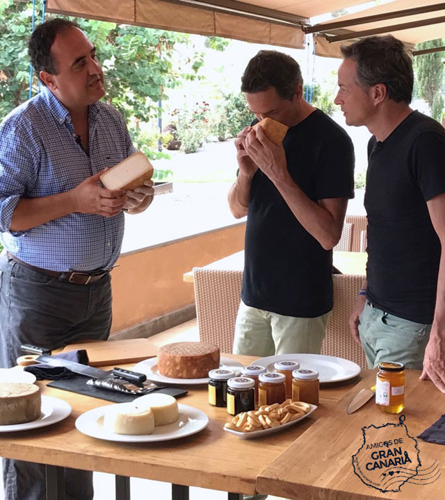 Los cocineros y Hermanos Torres reciben información sobre Quesos y Miel de Gran Canaria