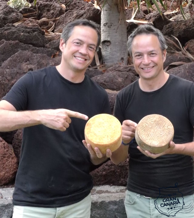 Los cocineros y Hermanos Torres son fotografiados con quesos de Gran Canaria