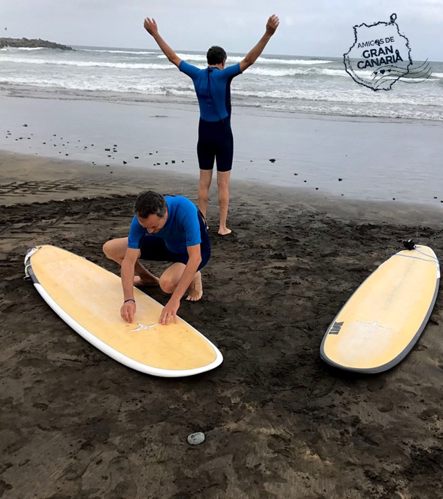 Los cocineros y Hermanos Torres se preparan para practicar surf en La Cícer en la playa de Las Canteras