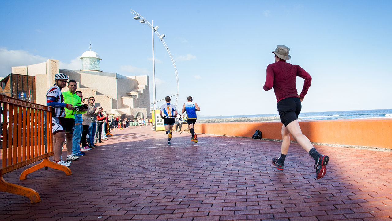 Corredores de la edición de la Gran Canaria Maratón 2014 transcurriendo por la Playa de Las Canteras