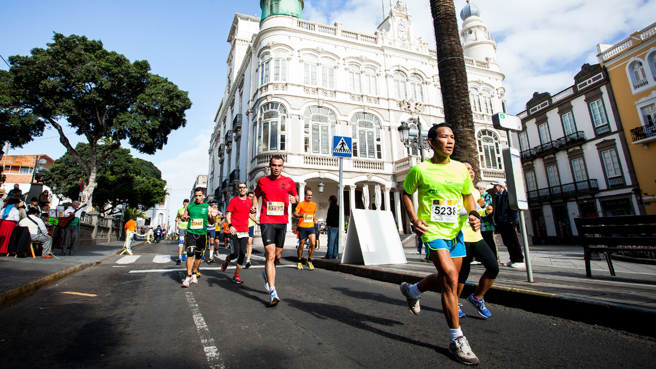 Corredores de la edición de la Gran Canaria Maratón 2014 transcurriendo por la zona de La Alameda de Colón y Plaza de Cairasco en Las Palmas de Gran Canaria