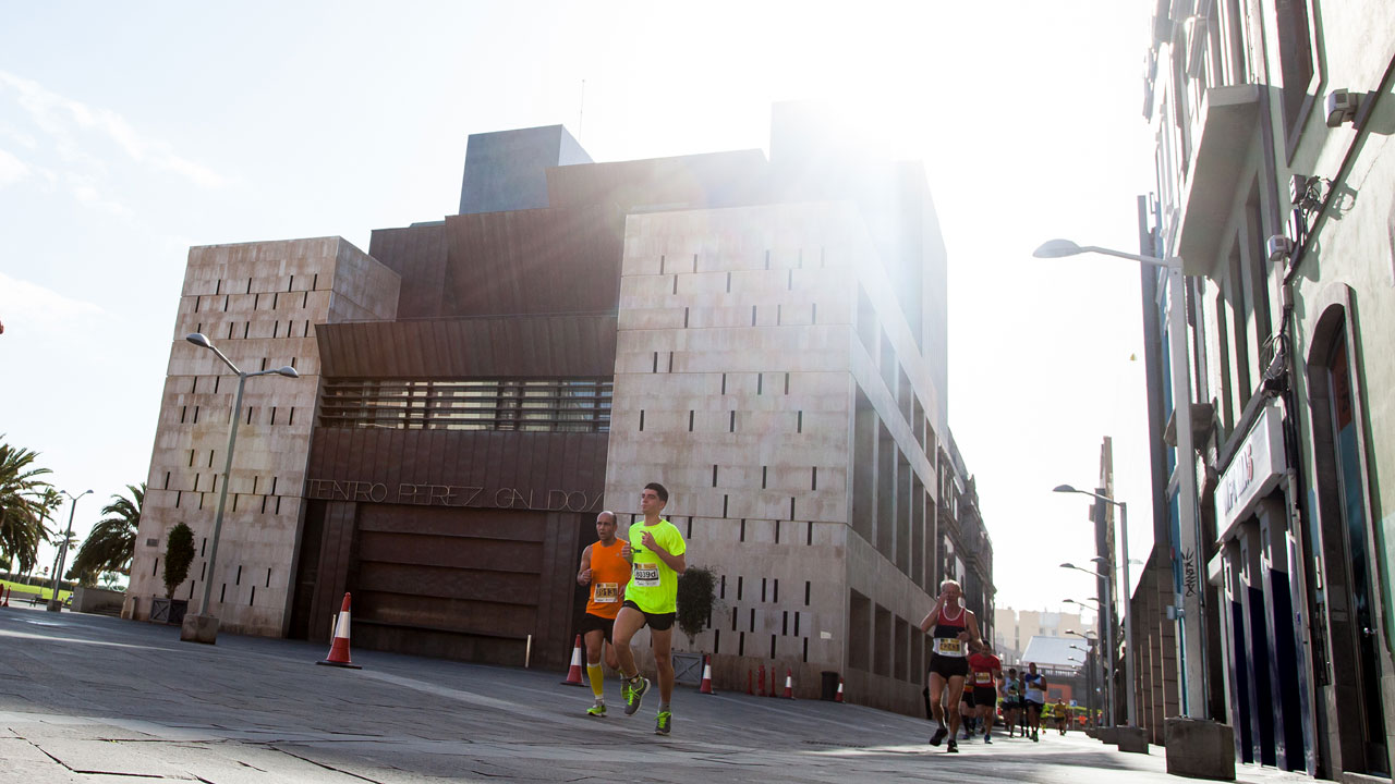Corredores de la edición de la Gran Canaria Maratón 2014 transcurriendo por la zona trasera del Teatro Pérez Galdós