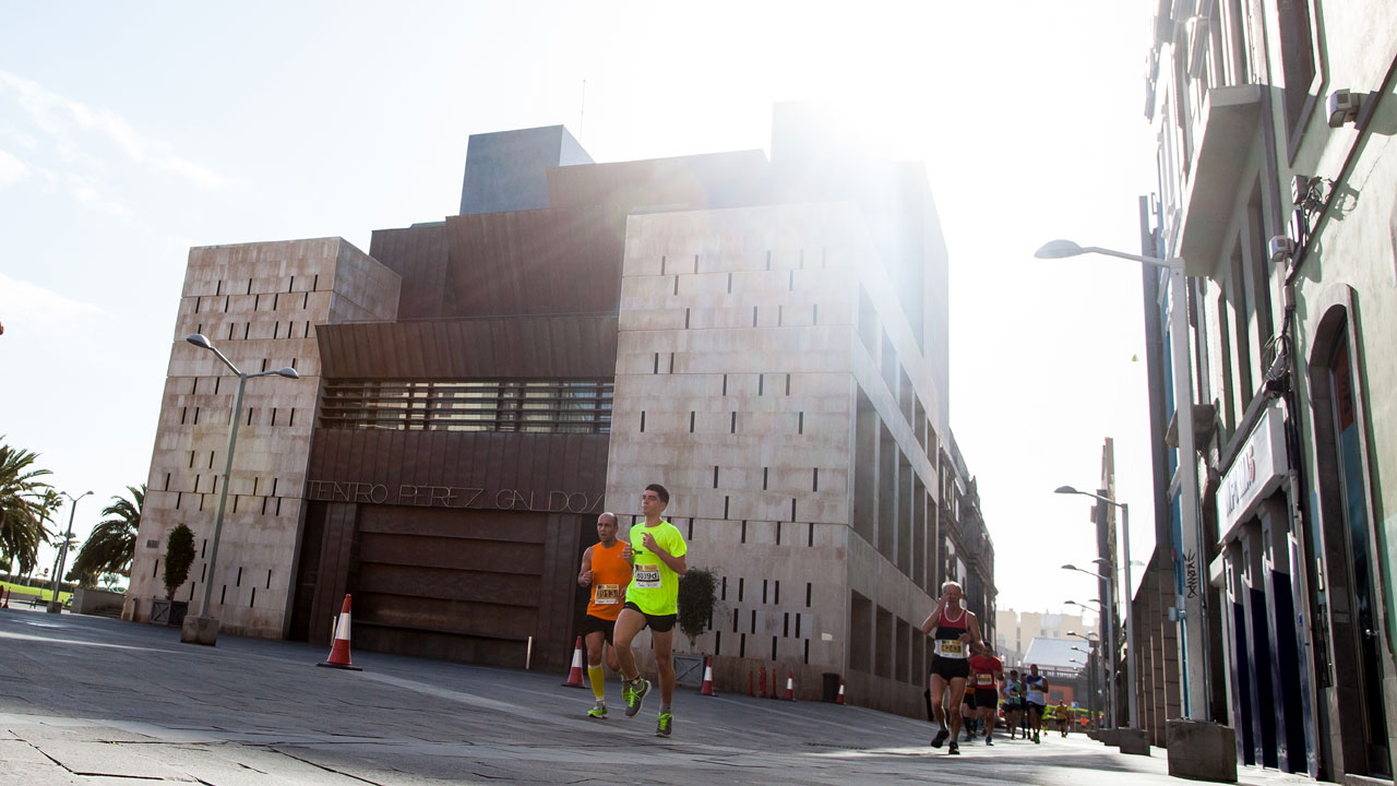 Athletes of the Gran Canaria Maratón 2014 near the teatro Pérez Galdós