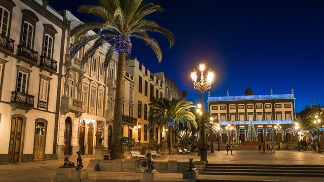 Plaza de Santa Ana iluminada y decorada en Navidad, en la isla de Gran Canaria