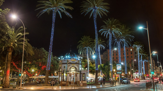 Parque de San Telmo iluminado con luces de Navidad, en Gran Canaria