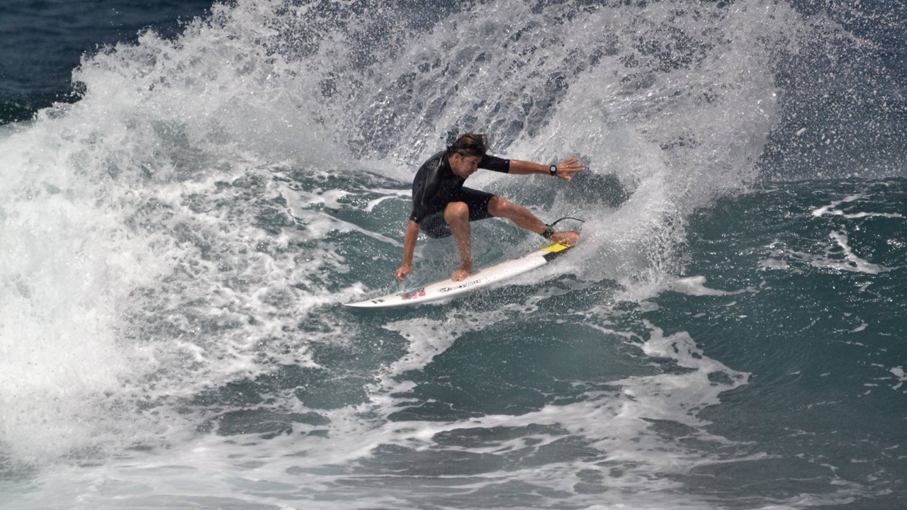 Pablo Solar surfeando