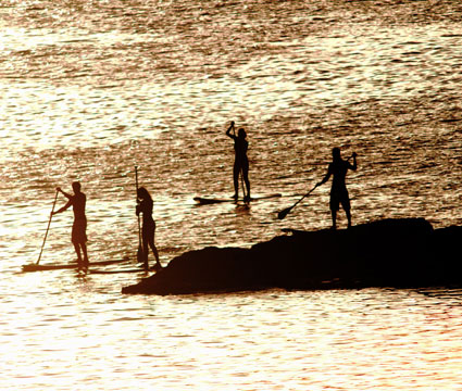 Un grupo de personas practica Stand up paddle Surf en la Playa de Las Canteras en la isla de Gran Canaria