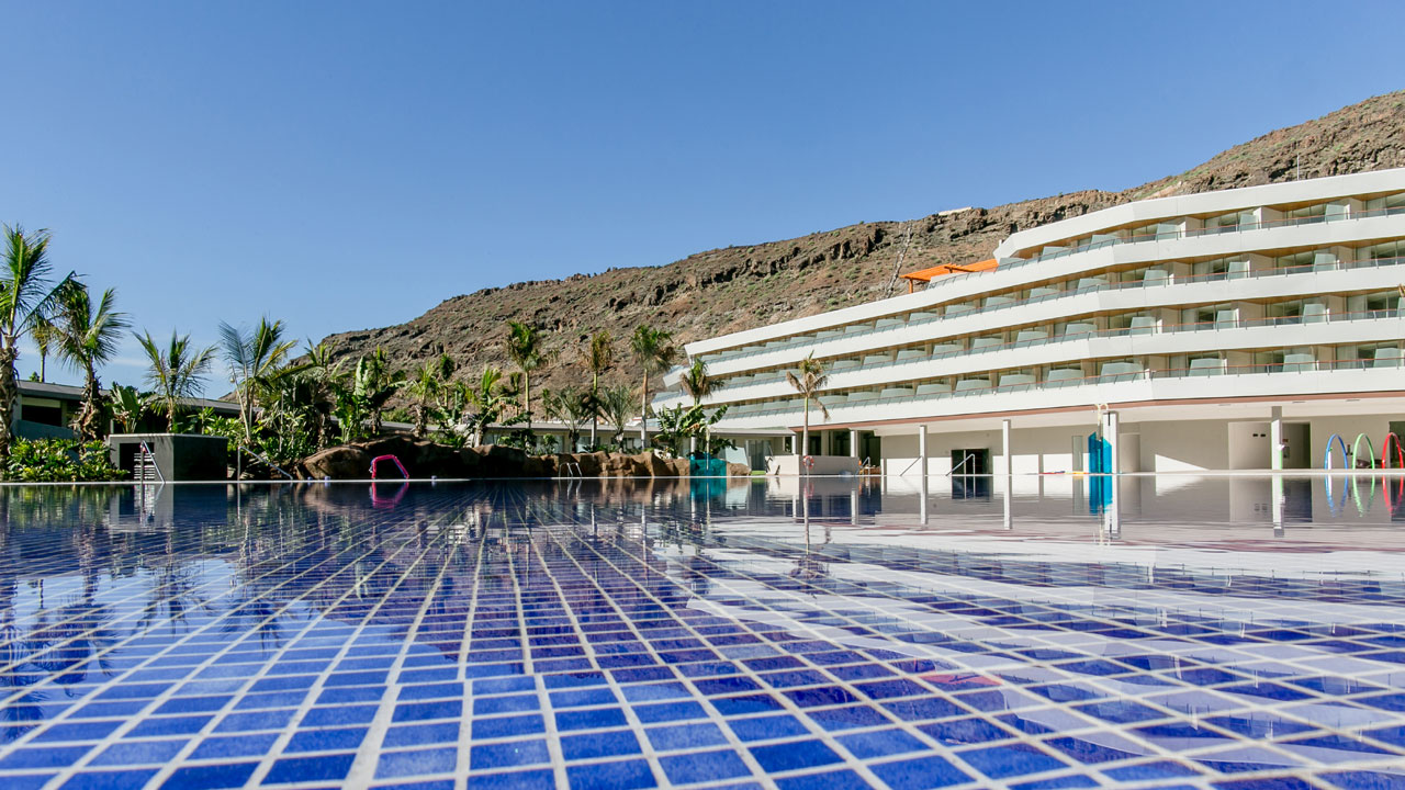 Piscina del Radisson Blu Resort & Spa, Gran Canaria Mogán. Fotografía de Radisson Blu Resort & Spa, Gran Canaria Mogán