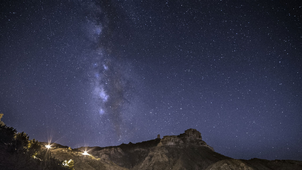 Roque Nublo junto a cielo estrellado en Gran Canaria