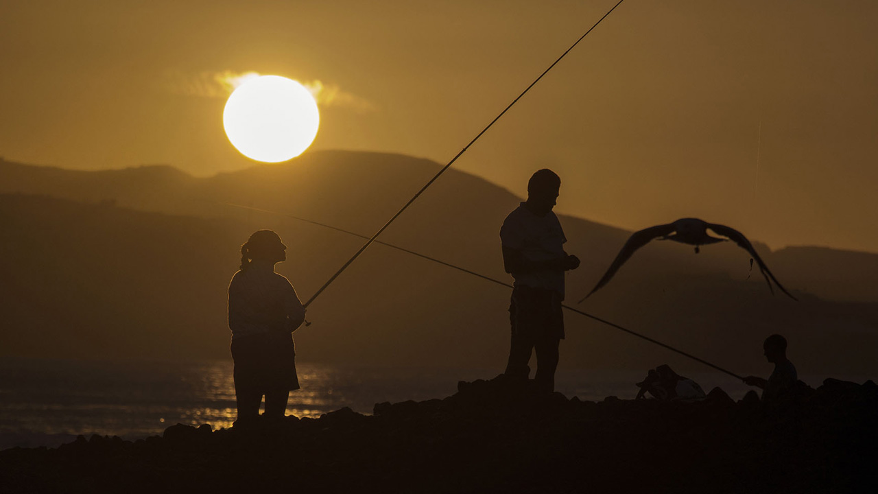 [] Una familia disfruta de la pesca al atardecer en Gran Canaria