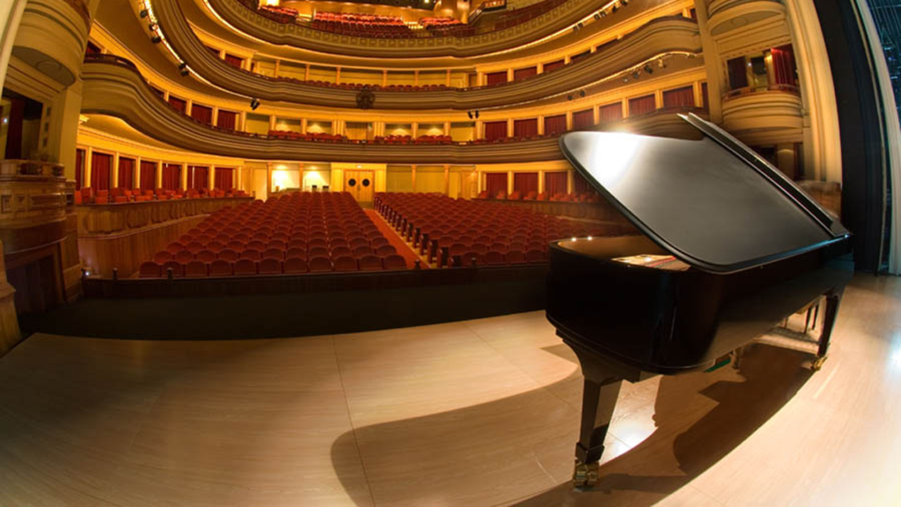 Interior del Teatro Pérez Galdós, con piano de cola en el escenario