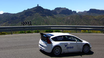 Test del Rally Islas Canarias, en una edición anterior del evento. Roque Nublo al fondo, en la isla de Gran Canaria