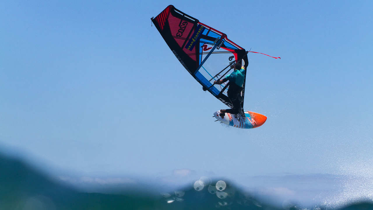 Salto de un Windsurfista en Pozo Izquierdo, Gran Canaria