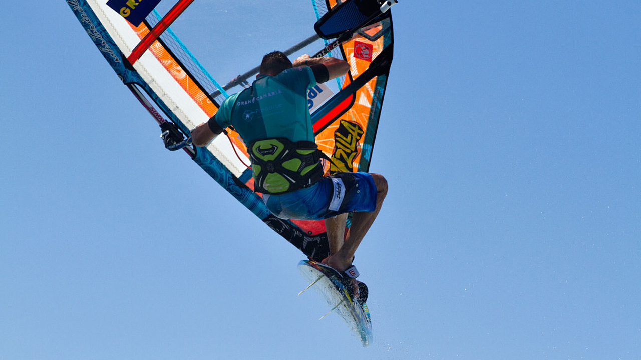 Salto de un Windsurfista en el mundial de Windsurf en Pozo Izquierdo, Gran Canaria