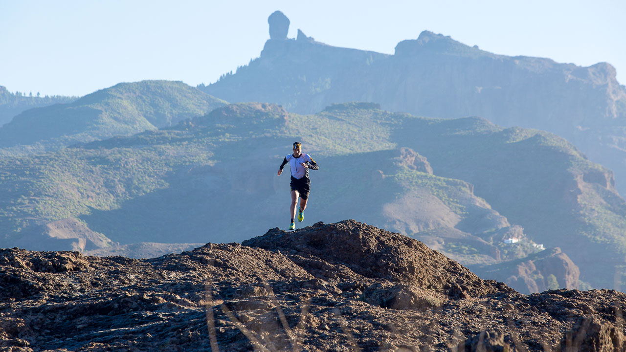 Yeray Durán practicando ultra-trail en Gran Canaria, Roque Nublo al fondo