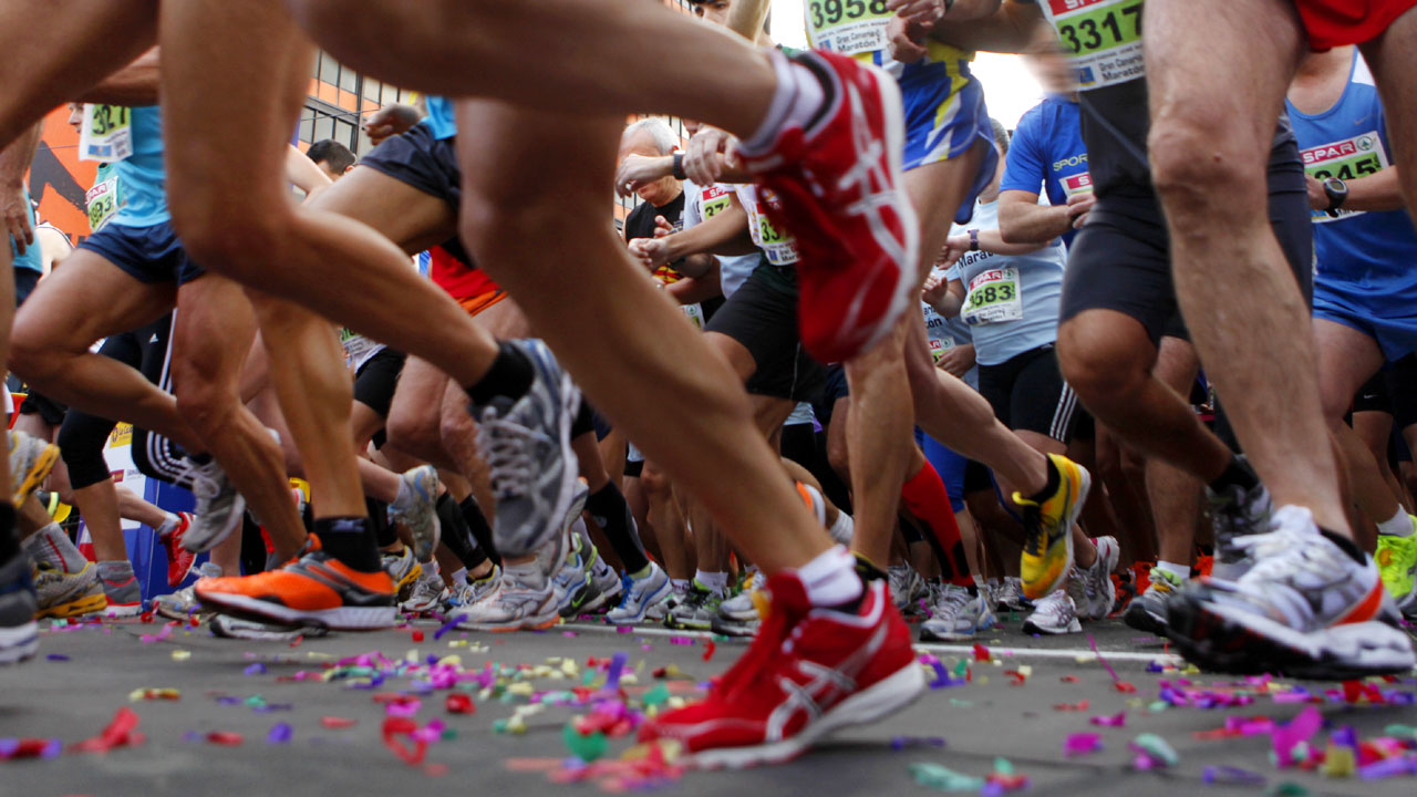 Piernas de los atletas corriendo en la Gran Canaria Maratón