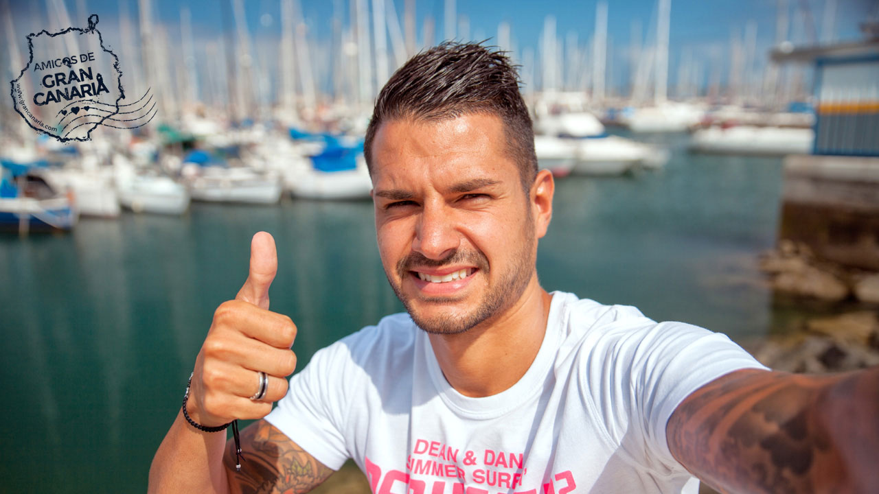 Vitolo se hace un selfie en el Muelle Deportivo de Las Palmas de Gran Canaria, Gran Canaria