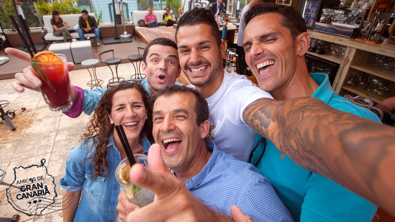 Vitolo y un grupo de amigos se hacen un selfie en una terraza de Las Palmas de Gran Canaria, en Gran Canaria