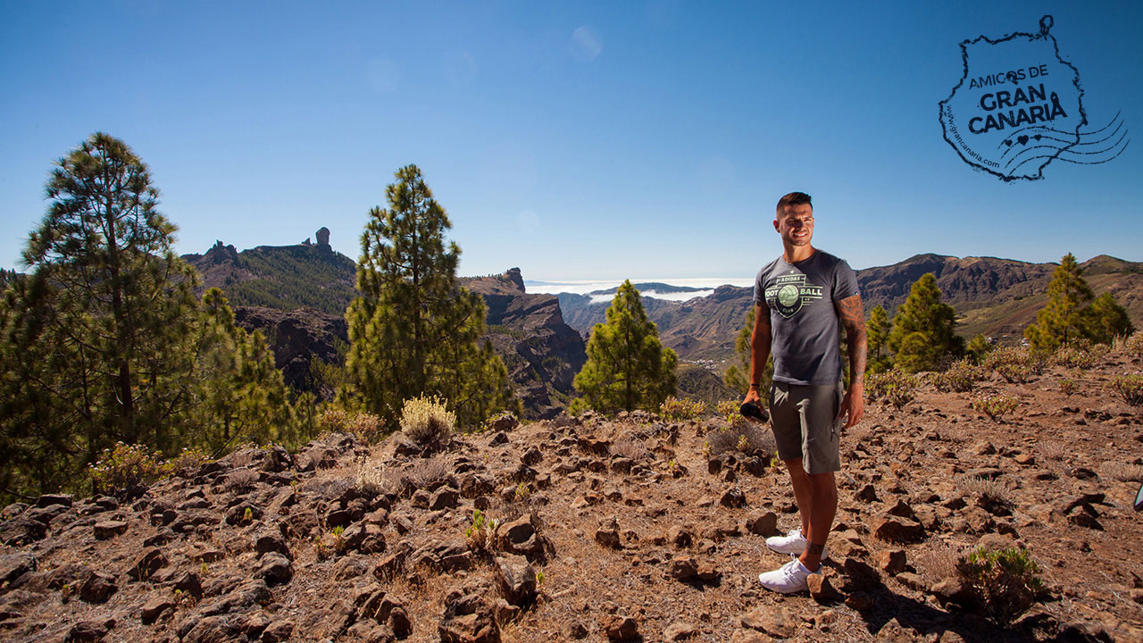 Vitolo en la Cumbre de Gran Canaria, con Roque Nublo al fondo, en Gran Canaria