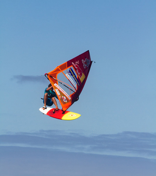 Windsurfista salta en el mundial de Pozo Izquierdo, Gran Canaria