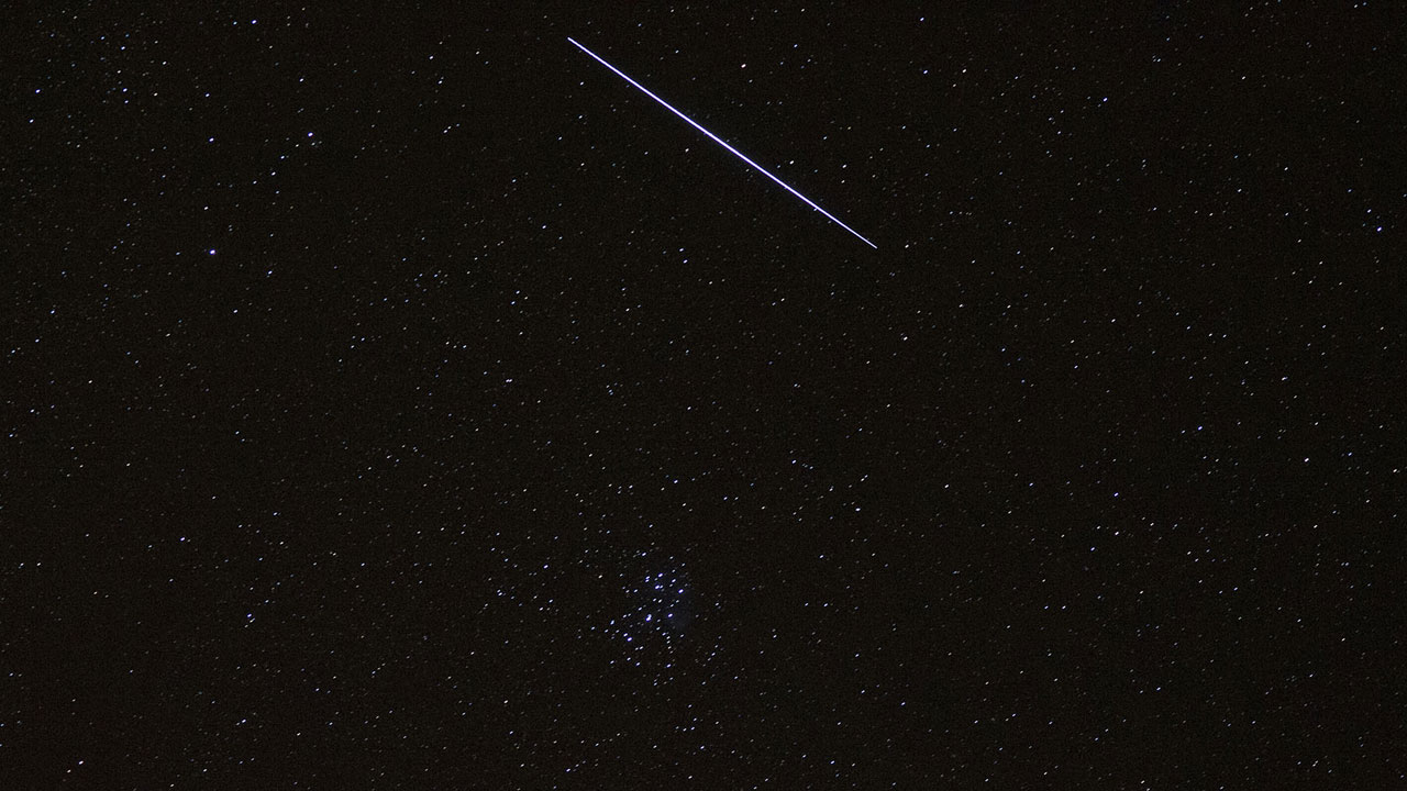 Cielo estrellado en Gran Canaria con el paso de una estrella fugaz