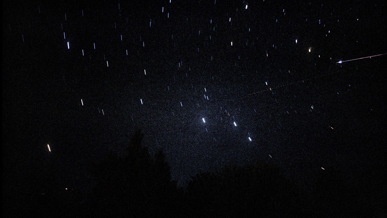 Cielo estrellado en Gran Canaria con paso de estrellas fugaces