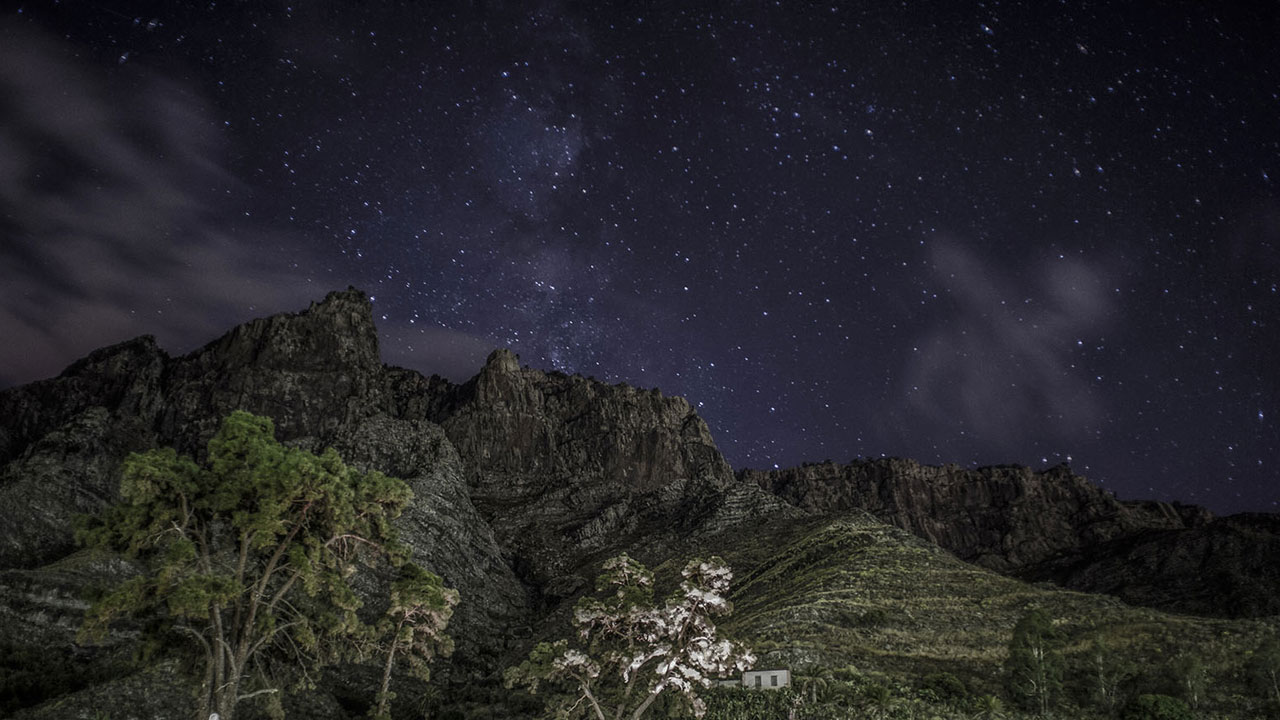 Valle en Gran Canaria con cielo estrellado