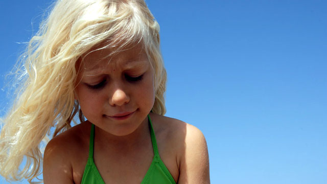 Primer plano de niña en la playa