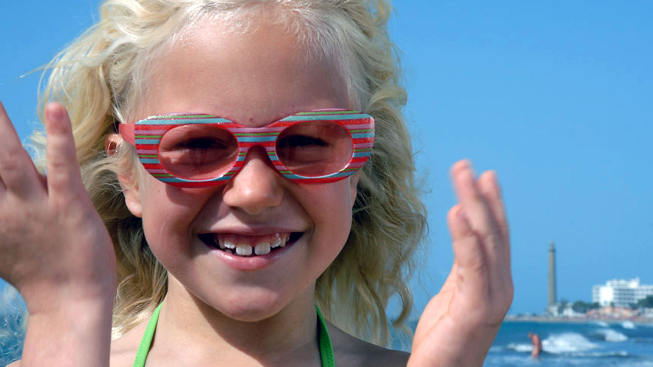 Niña se divierte en la playa