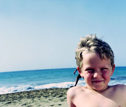 Primer plano de niño en la playa