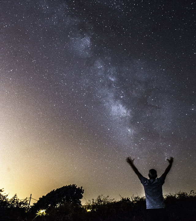 Una persona observa el cielo estrellado desde Gran Canaria