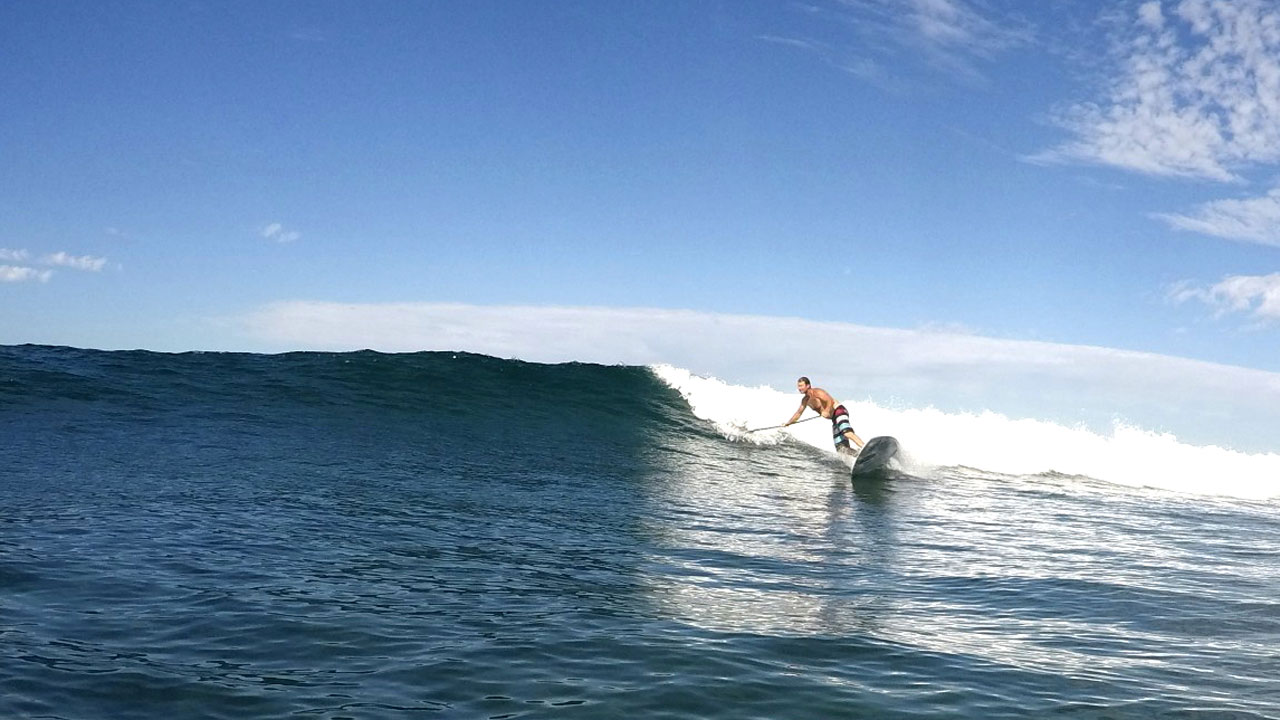 Björn Dunkerbeck auf sein SUP board in Arguineguín, Gran Canaria