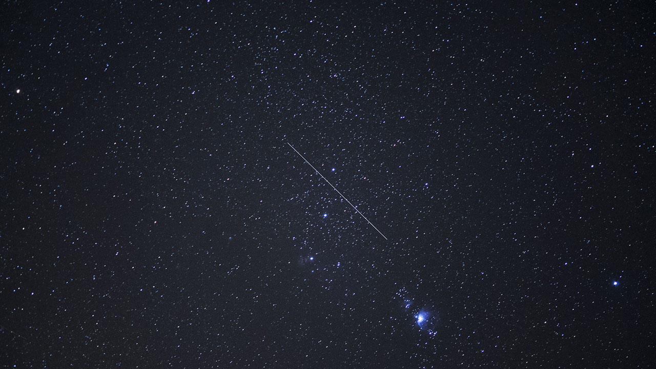 Cielo estrellado en Gran Canaria con el paso de una estrella fugaz