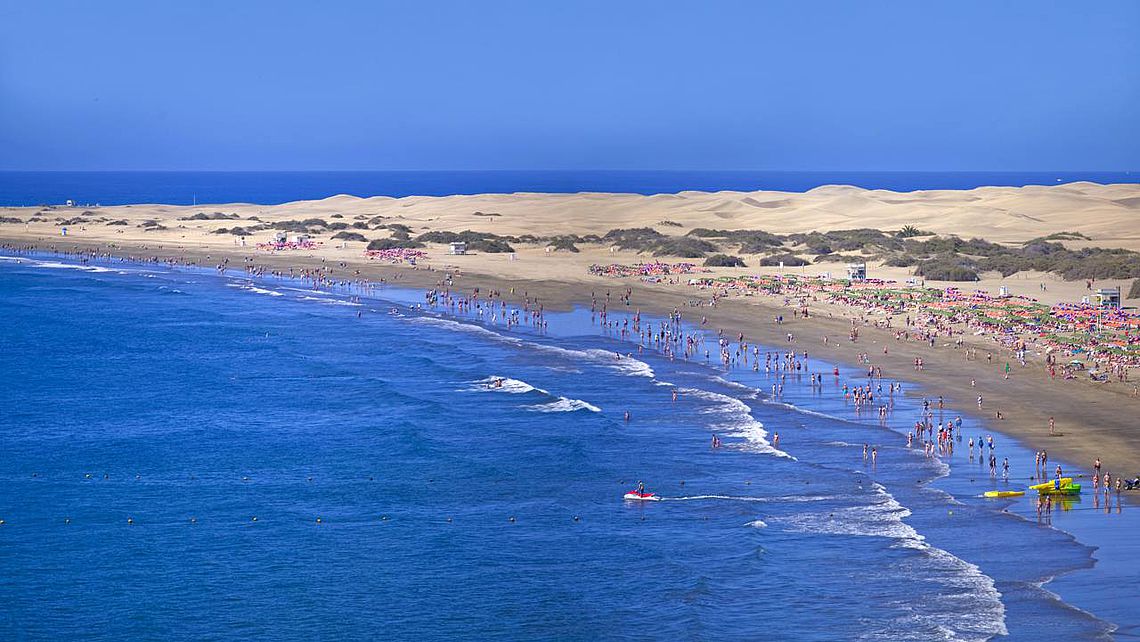 Der Strand von Playa del Inglés in der Gemeinde San Bartolomé de Tirajana