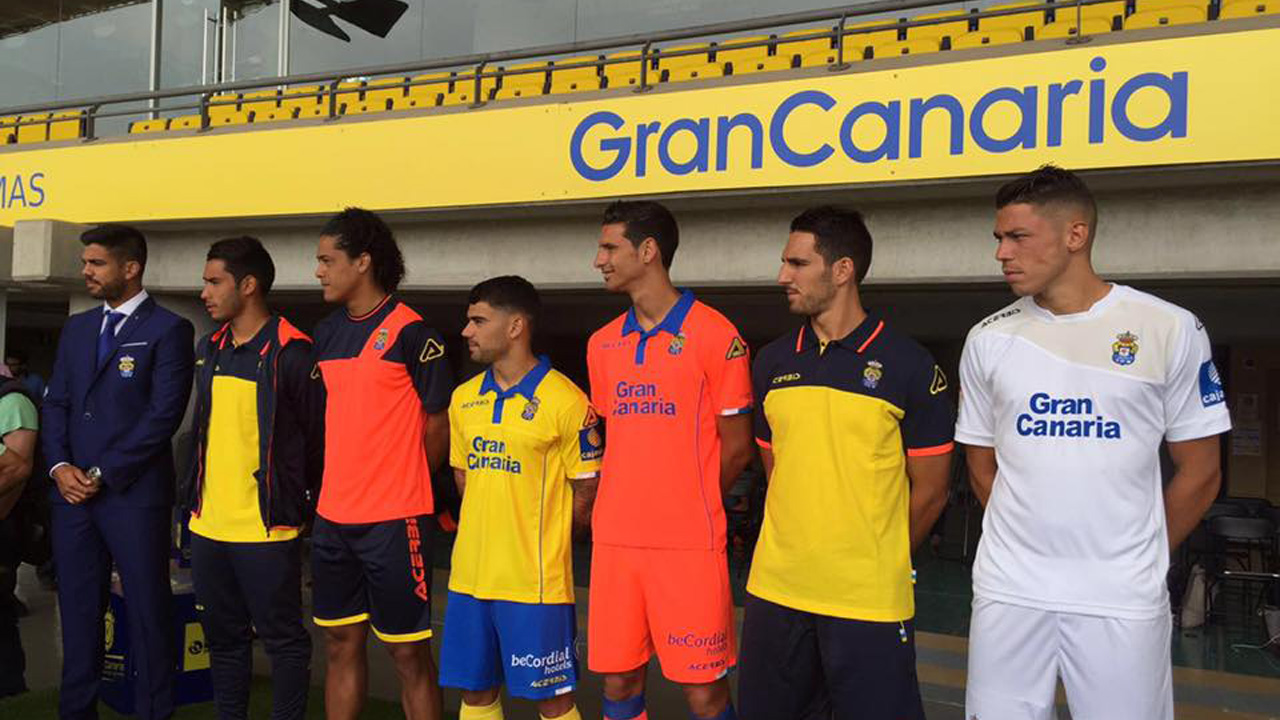 Presentación de la nueva equipación de la UD Las Palmas en el Estadio de Gran Canaria