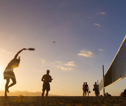 Un grupo de personas juegan al Tenis Playa en la Playa de Las Canteras, en la isla de Gran Canaria