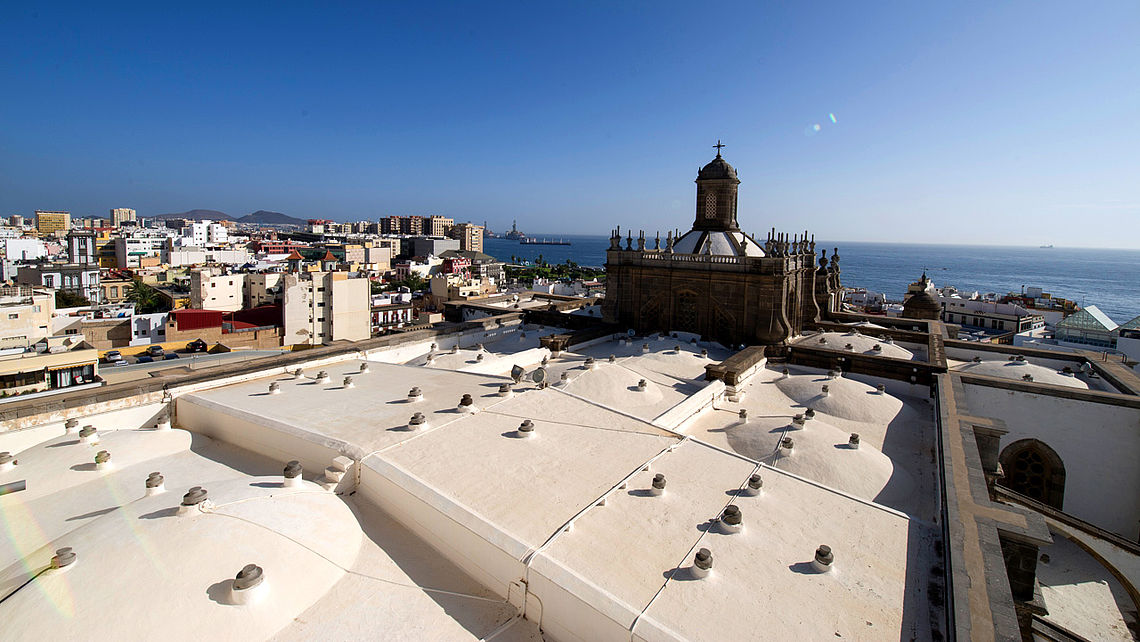 Kathedrale Santa Ana, im Hintergrund das Meer