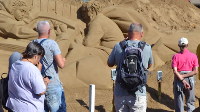 Visitantes en el Belén de Arena de Las Canteras