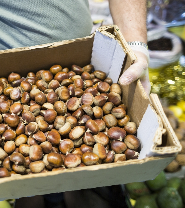 Venta de castañas en un mercado