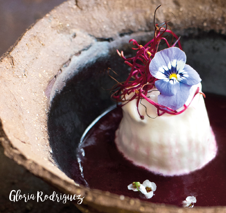 Crema fría de beterrada con espuma de queso de Artenara y aceite de oliva de las Tirajanas