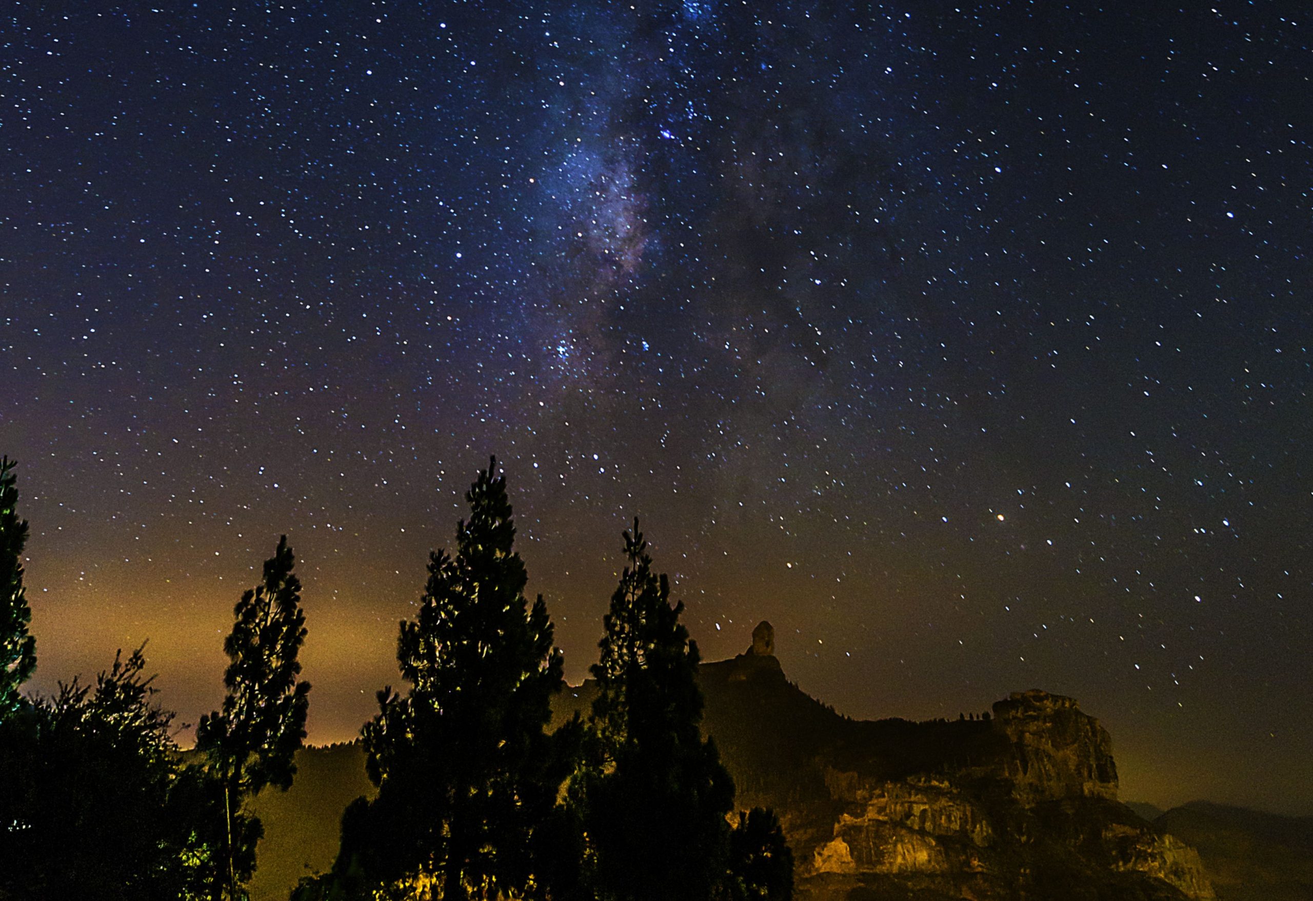 Foto del Roque Nublo bajo el cielo estrellado