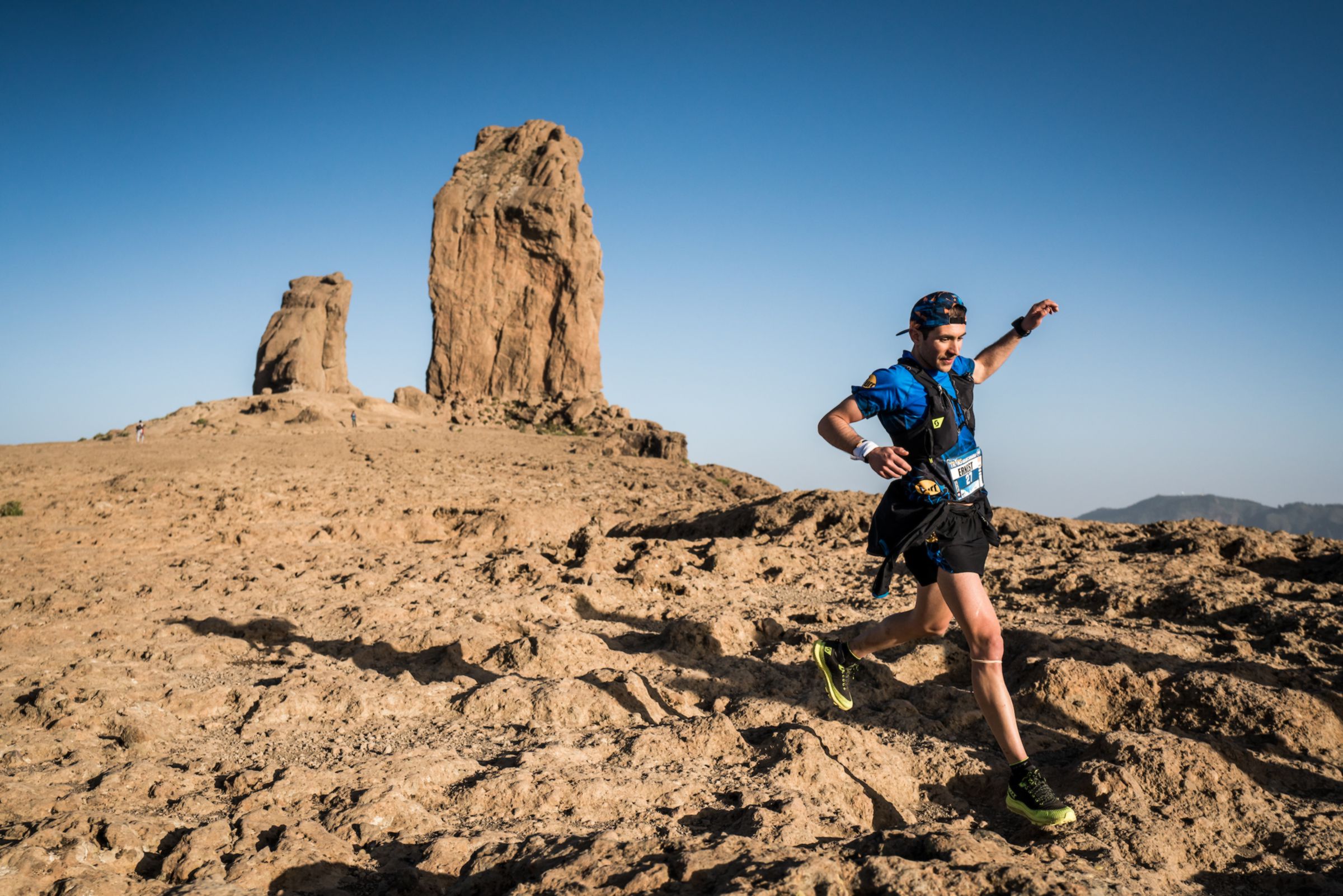 Foto de un deportista haciendo deporte por el Roque Nublo