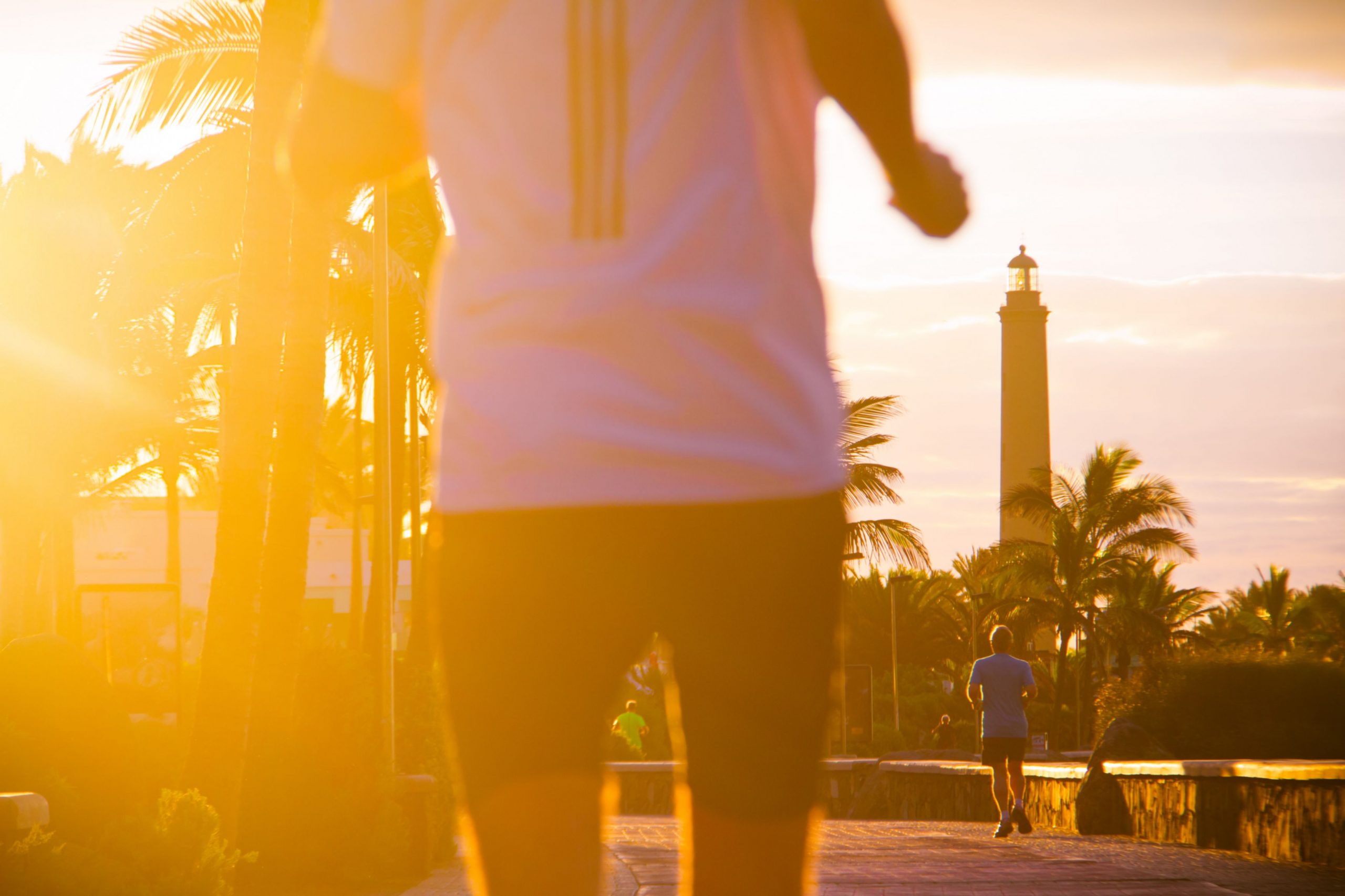 Foto de una deportista corriendo por las inmediaciones del Faro de Maspalomas