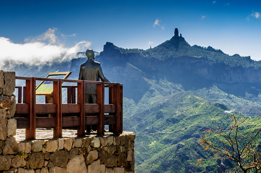 Foto de una estatua en bronce de Unamuno en Artenara mirando al Roque Nublo