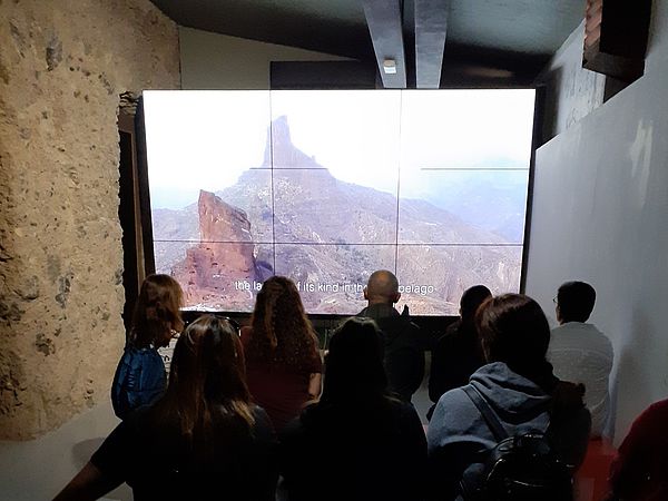 Visitantes ven un vídeo en el interior del Centro de Interpretación Risco Caído, situado en Artenara, Gran Canaria.
