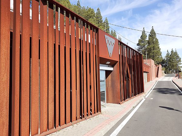 Entrada del Centro de Interpretación Risco Caído en el casco urbano de Artenara, Gran Canaria