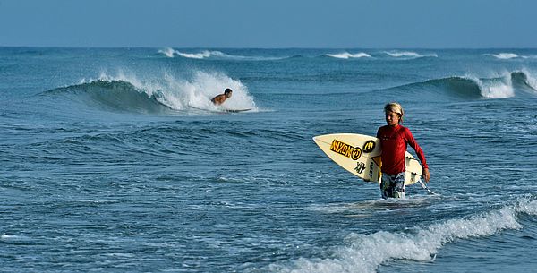 Niño practicando surf