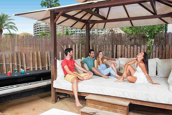 Amigos sentados en una terraza