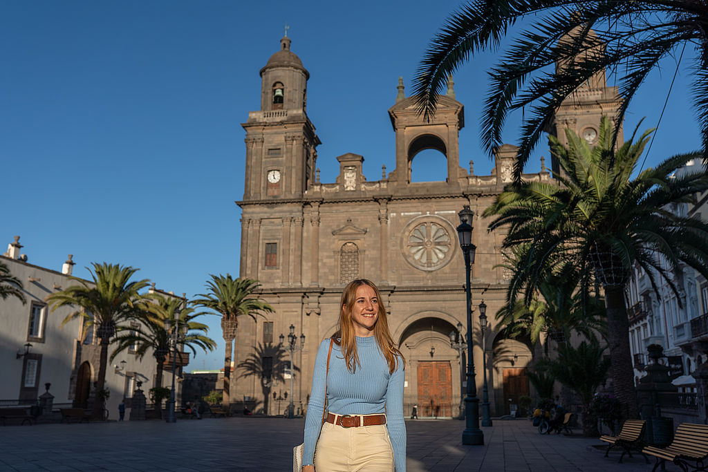 Jess sur la place de Santa Ana, à Las Palmas de Gran Canaria.