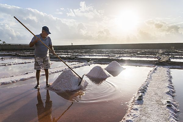 Trabajador en una de las salinas de Gran Canaria